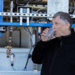Fundación Gates presentó una máquina capaz de convertir excremento humano en agua potable