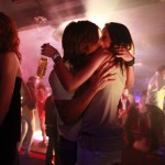 Noche hot en Río Negro: mujeres cambian alcohol por besos 
