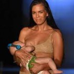 Lactancia Materna en la pasarela: Furor tras desfilar amamantando a su beba