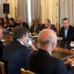 En medio de la crisis, Macri le pide apoyo a empresarios y les promete bajar impuestos