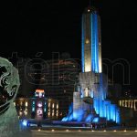 El Monumento a la Bandera se vistió con luces en la previa del día de la enseña patria