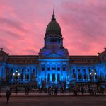 El Congreso, iluminado de azul por el Dia Nacional de las Personas Sordas