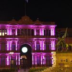 Edificios y monumentos porteños se iluminan de rosa por el Día Mundial del Cáncer de Mama